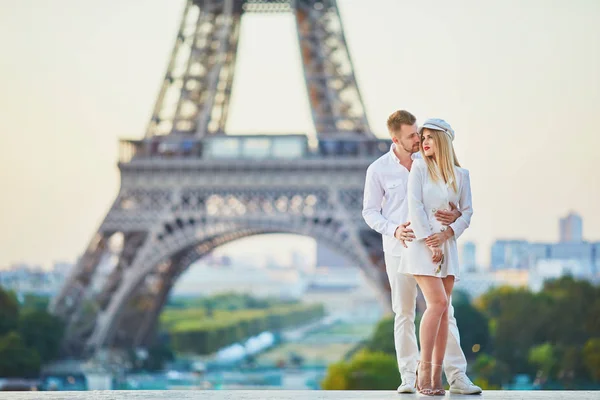 Romantik Çift Bir Tarih Olan Eiffel Tower Yakınındaki Şehrin Keyfini — Stok fotoğraf