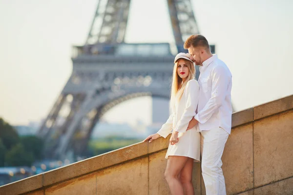 Casal Romântico Ter Encontro Perto Torre Eiffel Turistas Paris Desfrutam — Fotografia de Stock