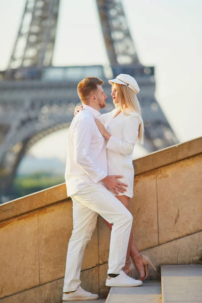 Romantik Çift Bir Tarih Olan Eiffel Tower Yakınındaki Şehrin Keyfini — Stok fotoğraf