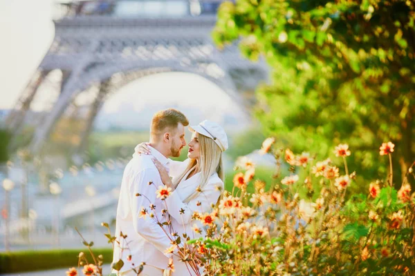 Coppia Romantica Che Appuntamento Vicino Alla Torre Eiffel Turisti Parigi — Foto Stock