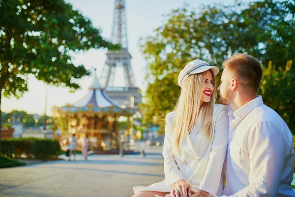 Casal Romântico Ter Encontro Perto Torre Eiffel Turistas Paris Desfrutam — Fotografia de Stock