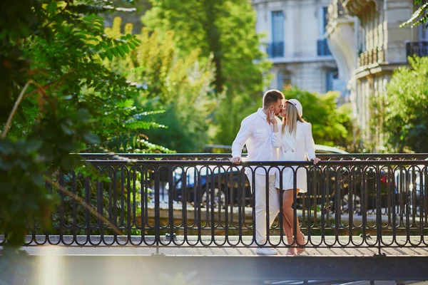 Romantyczna Para Randkę Paryżu Turystów Francja Korzystających Miasta — Zdjęcie stockowe