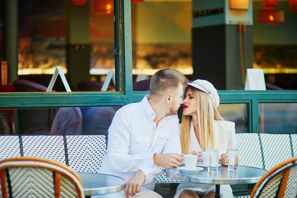 Romantisches Paar Bei Einem Date Traditionellen Café Von Paris Touristen — Stockfoto