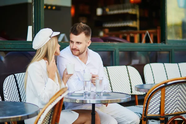 Casal Romântico Tendo Encontro Café Tradicional Paris Turistas França Desfrutam — Fotografia de Stock