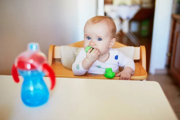 Liten Flicka Sitter Barnstol Hemma Eller Restaurang Och Dricksvatten Från — Stockfoto