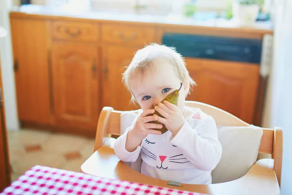 Linda Niña Comiendo Pera Cocina Niño Pequeño Saboreando Sólidos Casa — Foto de Stock