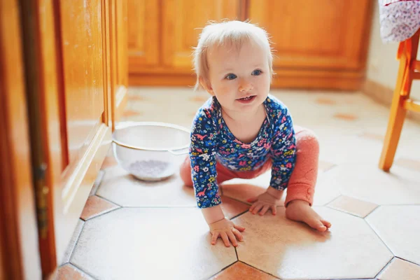 Baby Meisje Zit Vloer Keuken Spelen Met Keukengerei Klein Kind — Stockfoto