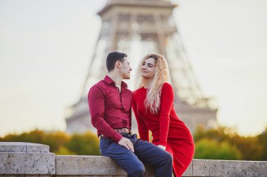 Paris, Fransa'da Eyfel yakınındaki aşık romantik çift kule