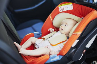 araba koltuğu 2 aylık bebek kız. Bebekler için güvenli araba gezileri