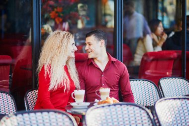 Güzel romantik çift Paris açık Cafe. Kahve içme ve Paris, Fransa'da restoranda kruvasan yemek turist