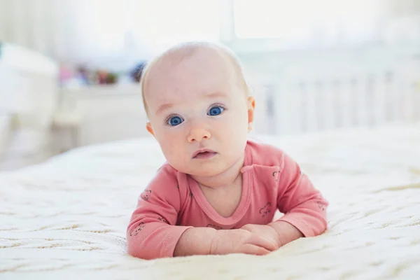 Adorável Menina Deitada Cama Sua Barriga Prática Infantil Saudável Feliz — Fotografia de Stock