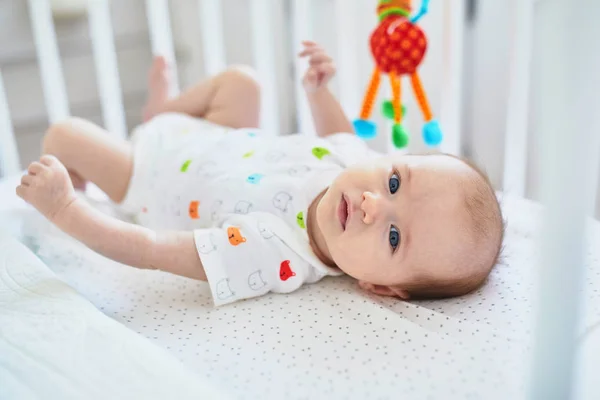 Adorable Niña Acostada Cuna Niña Durmiendo Una Siesta Cuna Niño — Foto de Stock