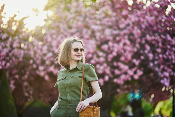 Hermosa Mujer Francesa Caminando París Día Primavera Temporada Flores Cerezo —  Fotos de Stock