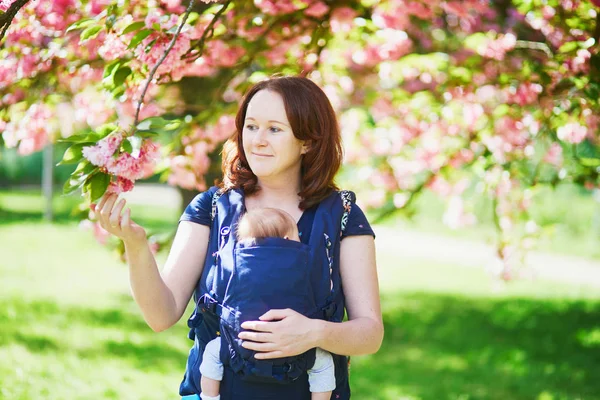 Happy Young Woman Her Little Baby Girl Carrier Mother Walking — Stock Photo, Image