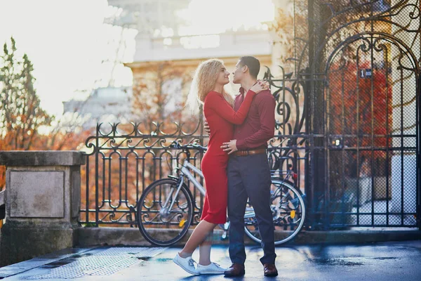 Ρομαντικό Ζευγάρι Αγάπη Κοντά Eiffel Tower Στο Παρίσι Γαλλία — Φωτογραφία Αρχείου