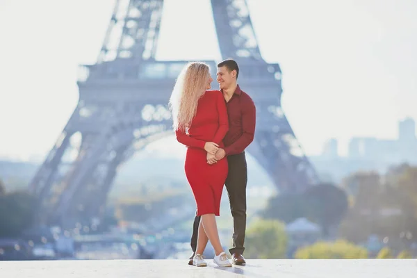 Coppia Romantica Innamorata Vicino Alla Torre Eiffel Parigi Francia — Foto Stock