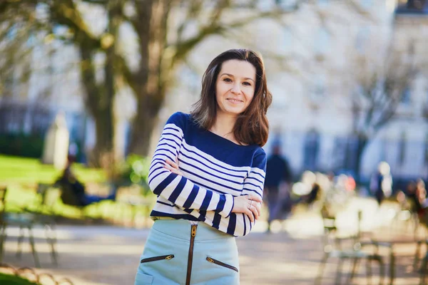 Gelukkig Jongedame Wandelen Luxemburgse Tuin Van Parijs Een Zonnige Lentedag — Stockfoto