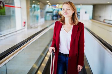 Uluslararası Havaalanı Bagaj travelator Tarih ile genç kadın