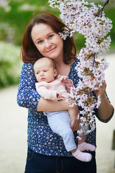 Giovane Donna Felice Che Tiene Sua Bambina All Aperto Madre — Foto Stock