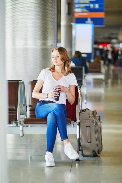 Fiatal Nemzetközi Repülőtér Poggyász Kávéval Megy Várja Repülés — Stock Fotó