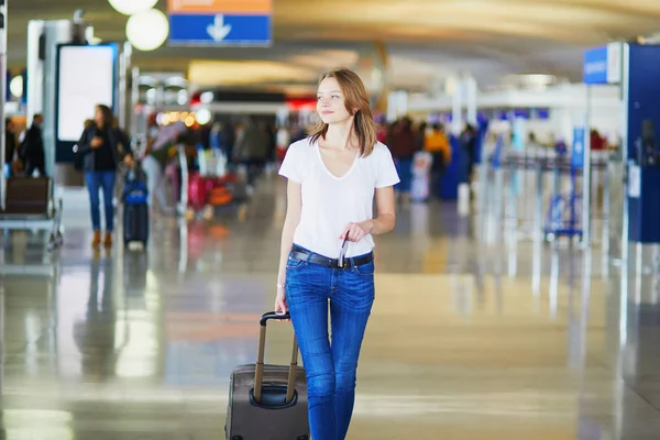 Jovem Mulher Aeroporto Internacional Caminhando Com Bagagem Pronta Para Seu — Fotografia de Stock