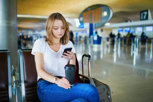 Jovem Mulher Aeroporto Internacional Com Bagagem Café Para Esperando Seu — Fotografia de Stock