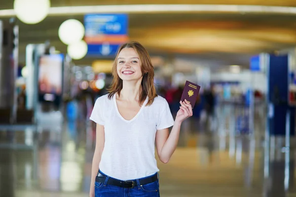 Uluslararası Havaalanı Onu Uçuş Için Bekleyen Fransız Pasaportu Tutan Genç — Stok fotoğraf