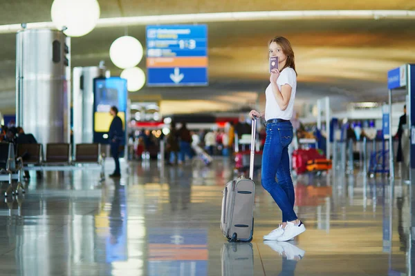 Jovem Mulher Aeroporto Internacional Segurando Passaporte Francês Esperando Por Seu — Fotografia de Stock