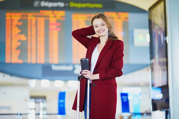 Ung Kvinna Internationella Flygplatsen Med Bagage Och Kaffe Att Väntar — Stockfoto