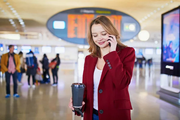 Jovem Mulher Aeroporto Internacional Com Bagagem Café Para Falando Telefone — Fotografia de Stock