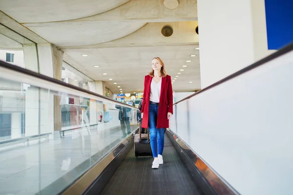 Ung Kvinna Internationella Flygplatsen Med Bagage Rullbana — Stockfoto