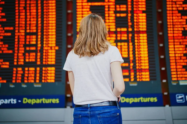 Mujer Joven Aeropuerto Internacional Con Equipaje Cerca Visualización Información Vuelo —  Fotos de Stock