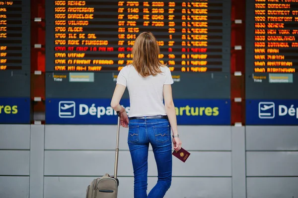 Jovem Mulher Aeroporto Internacional Com Bagagem Passaporte Perto Exibição Informações — Fotografia de Stock