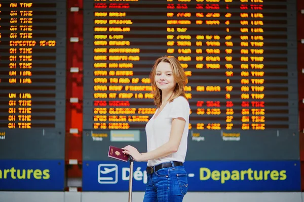 Mladá Žena Mezinárodní Letiště Zavazadel Cestovní Pas Poblíž Letové Informace — Stock fotografie