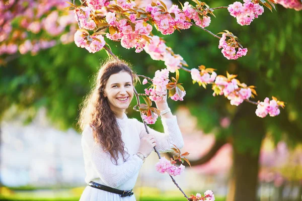 Mujer disfrutando de la temporada de flores de cerezo en París, Francia —  Fotos de Stock