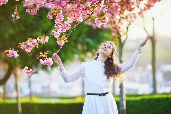Nő élvezi a cseresznyevirág szezon, Paris, Franciaország — Stock Fotó