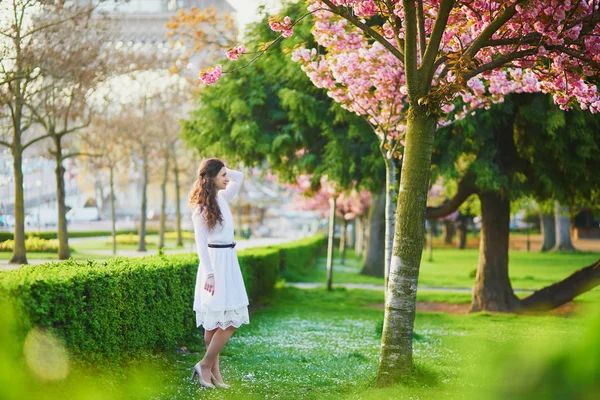 Mujer disfrutando de la temporada de flores de cerezo en París, Francia —  Fotos de Stock