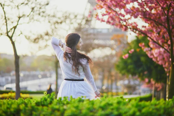 Donna che ama la stagione dei fiori di ciliegio a Parigi, Francia — Foto Stock