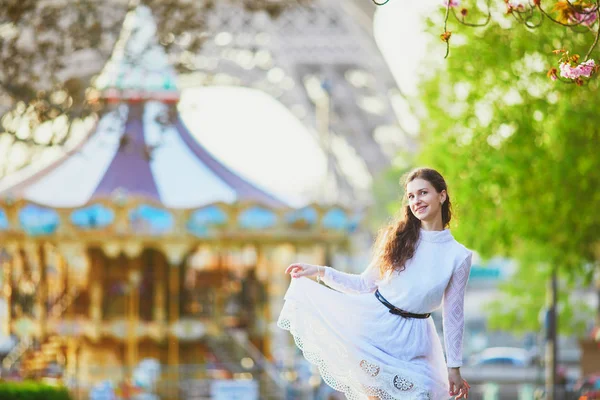 Mujer disfrutando de la temporada de flores de cerezo en París, Francia — Foto de Stock