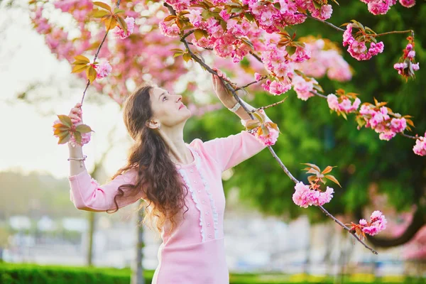 Donna che ama la stagione dei fiori di ciliegio a Parigi, Francia — Foto Stock