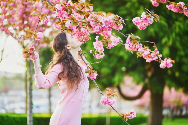 Donna che ama la stagione dei fiori di ciliegio a Parigi, Francia — Foto Stock