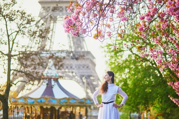 Жінка, насолоджуючись Сезон цвітіння вишні в Парижі — стокове фото