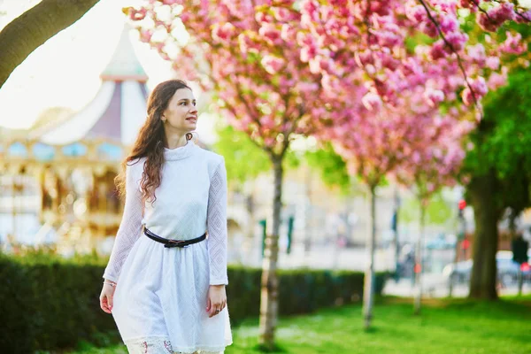 Mulher desfrutando de temporada de flor de cerejeira em Paris, França — Fotografia de Stock