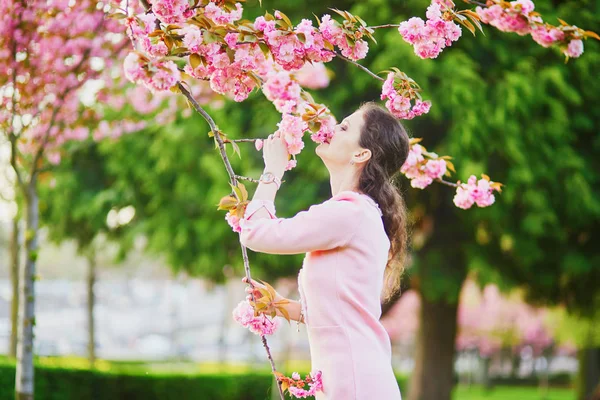Mulher desfrutando de temporada de flor de cerejeira em Paris, França — Fotografia de Stock