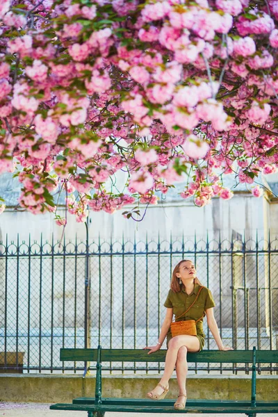 Mujer caminando en París en un día de primavera — Foto de Stock