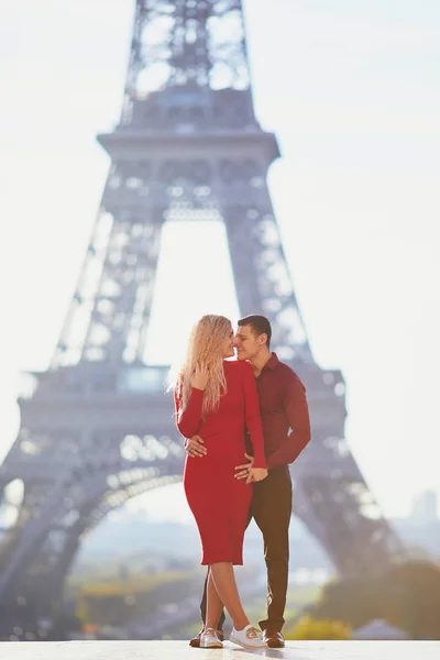 Pareja romántica enamorada cerca de la Torre Eiffel — Foto de Stock