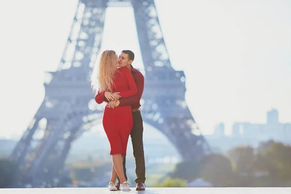 Casal romântico apaixonado perto da torre Eiffel — Fotografia de Stock