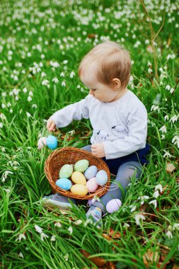 Sevimli küçük bir yaşında kız oyun yumurta avlamak üstünde Paskalya yortusu