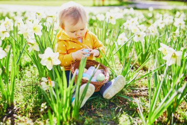 Sevimli küçük bir yaşında kız oyun yumurta avlamak üstünde Paskalya yortusu