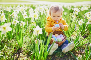 Sevimli küçük bir yaşında kız oyun yumurta avlamak üstünde Paskalya yortusu